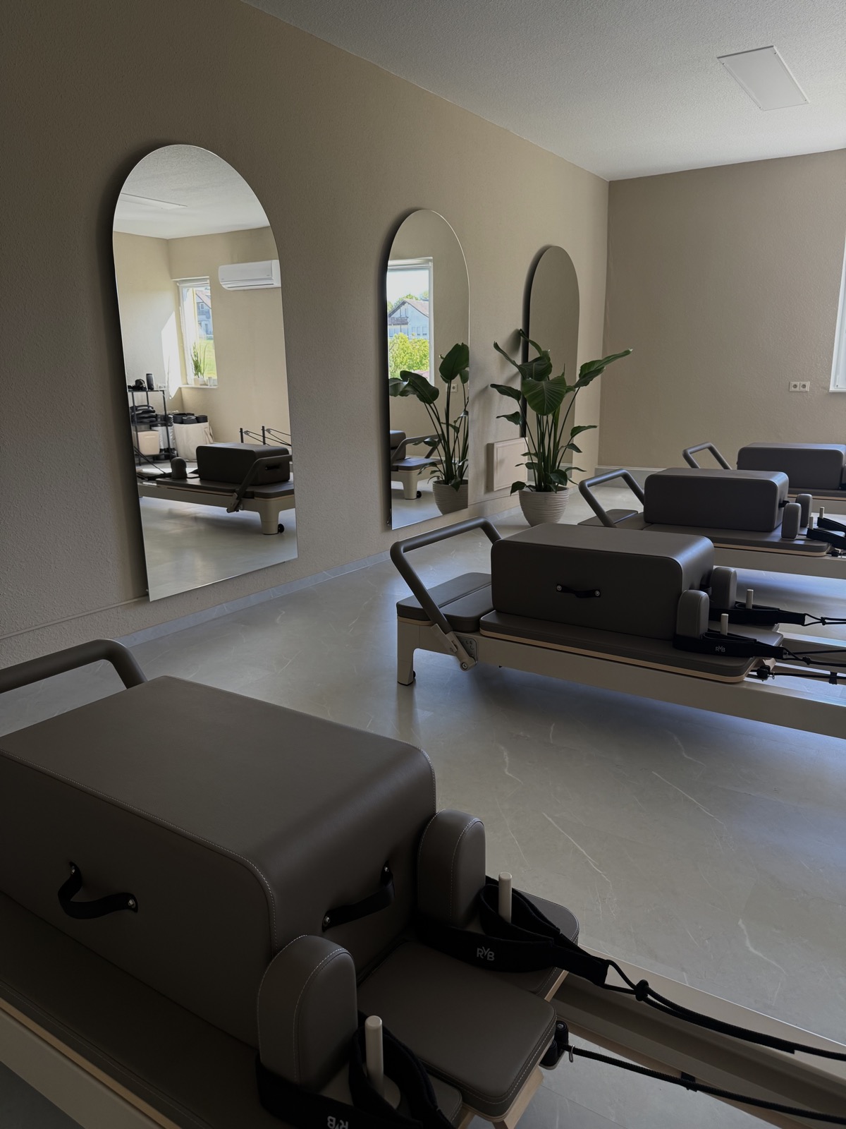 Reformer im hellen Trainingsraum des OPilates Studios